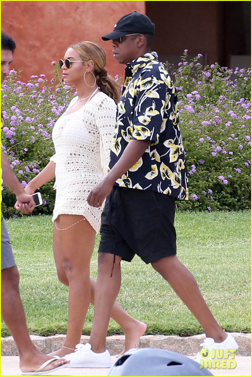 beyonce jay z hold hands boat italy 113736115