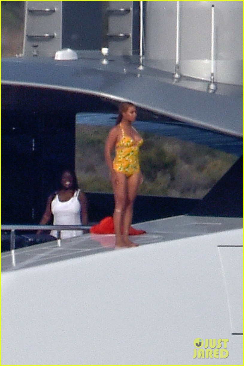 beyonce jumps off yacht italy 023736315