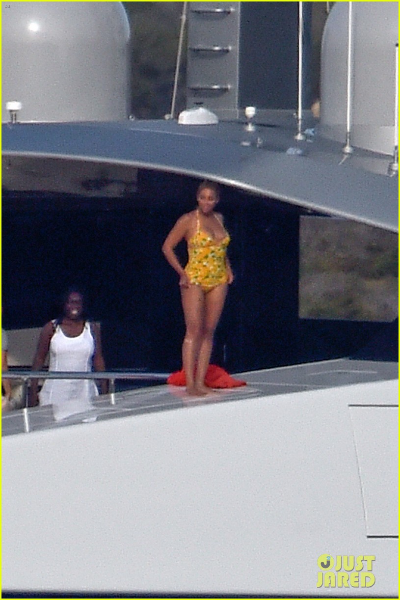 beyonce jumps off yacht italy 203736333
