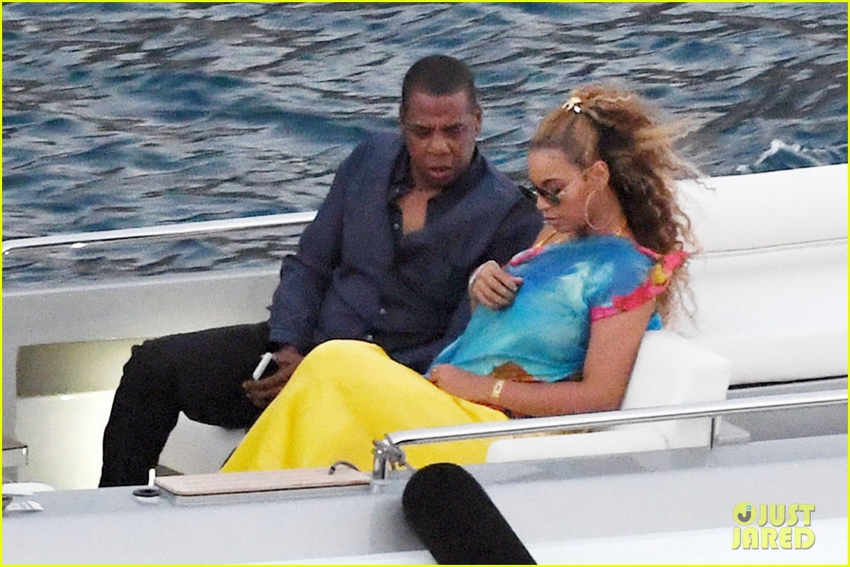 beyonce and jay z take a romantic boat ride to dinner in italy 103735427