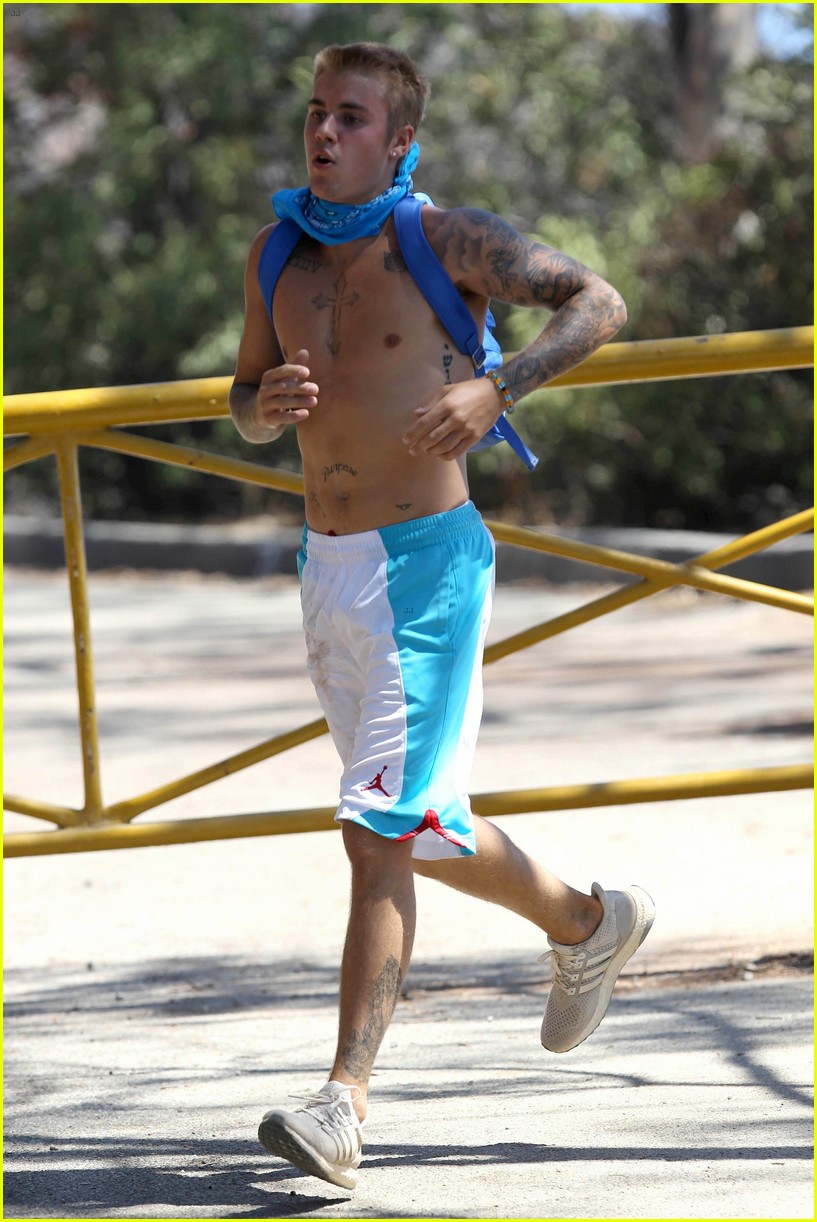 justin bieber goes on a shirtless solo hike 053746489