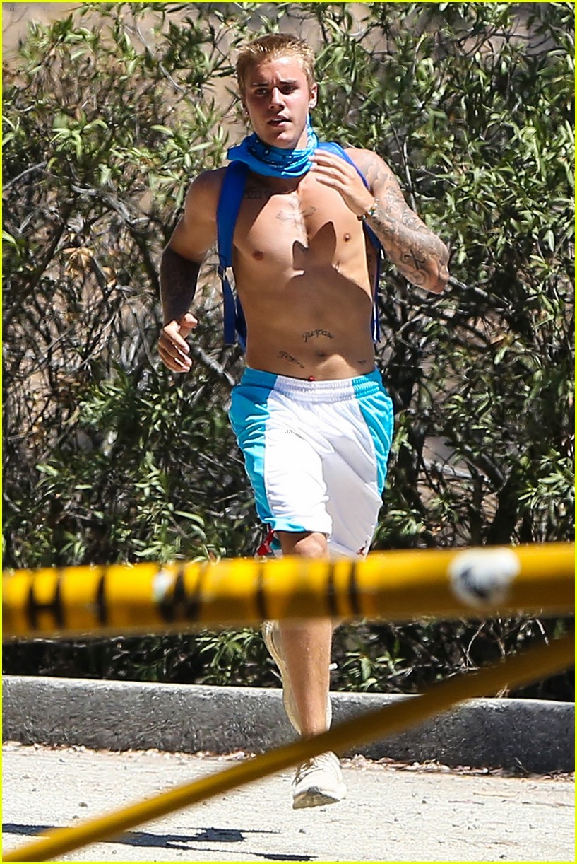 justin bieber goes on a shirtless solo hike 34