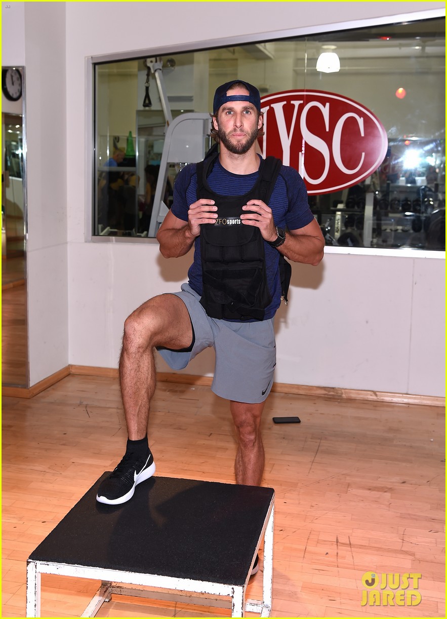 shawn booth works out with nyc first responders 013731849