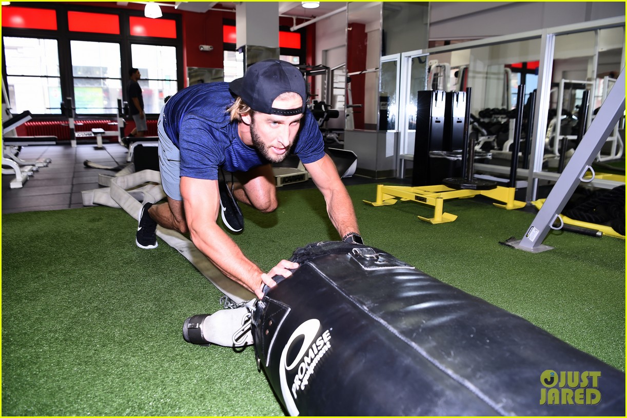shawn booth works out with nyc first responders 043731852