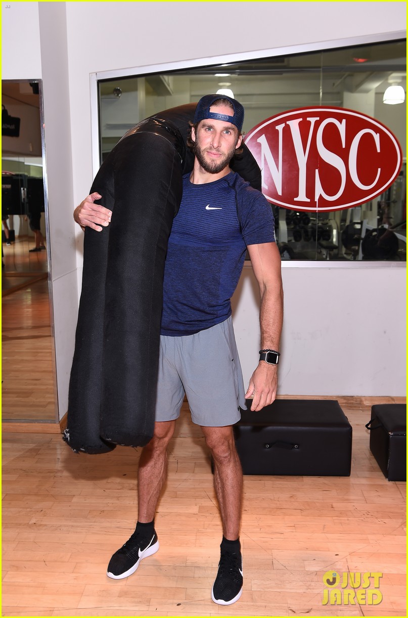 shawn booth works out with nyc first responders 11
