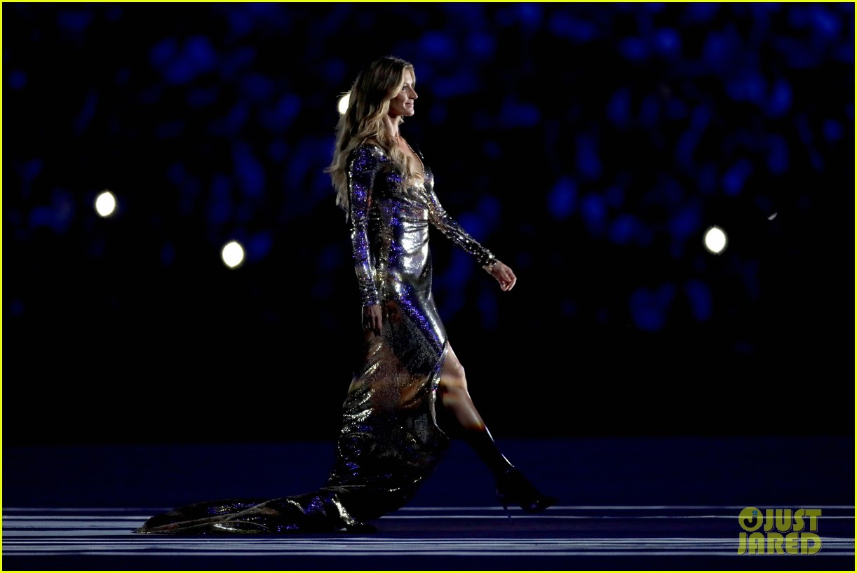gisele bundchen walks final runway at rio olympics 2016 20