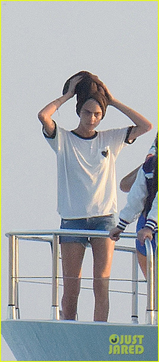 cara delevingne yacht vacation with sister 01