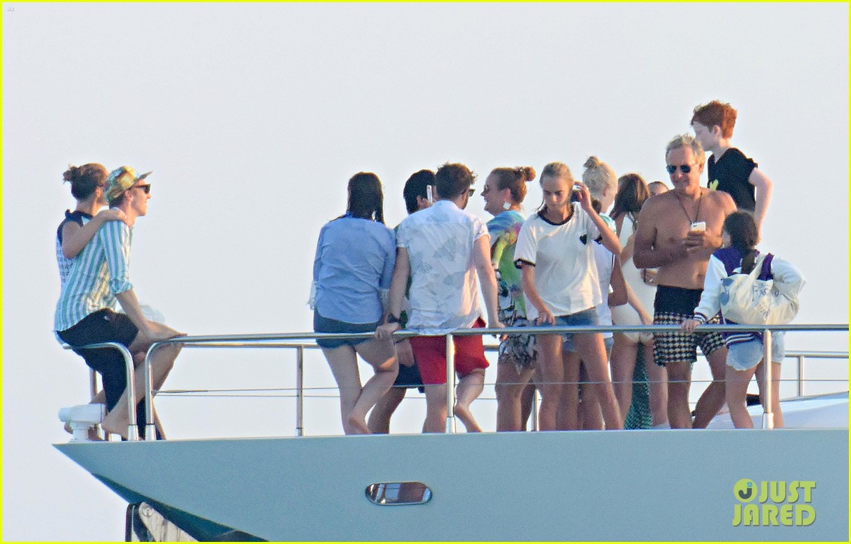 cara delevingne yacht vacation with sister 043739324