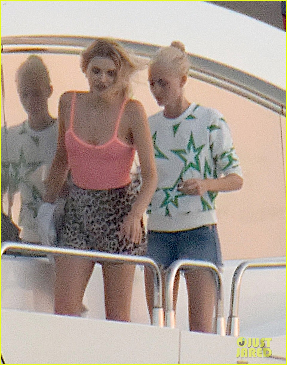 cara delevingne yacht vacation with sister 063739326