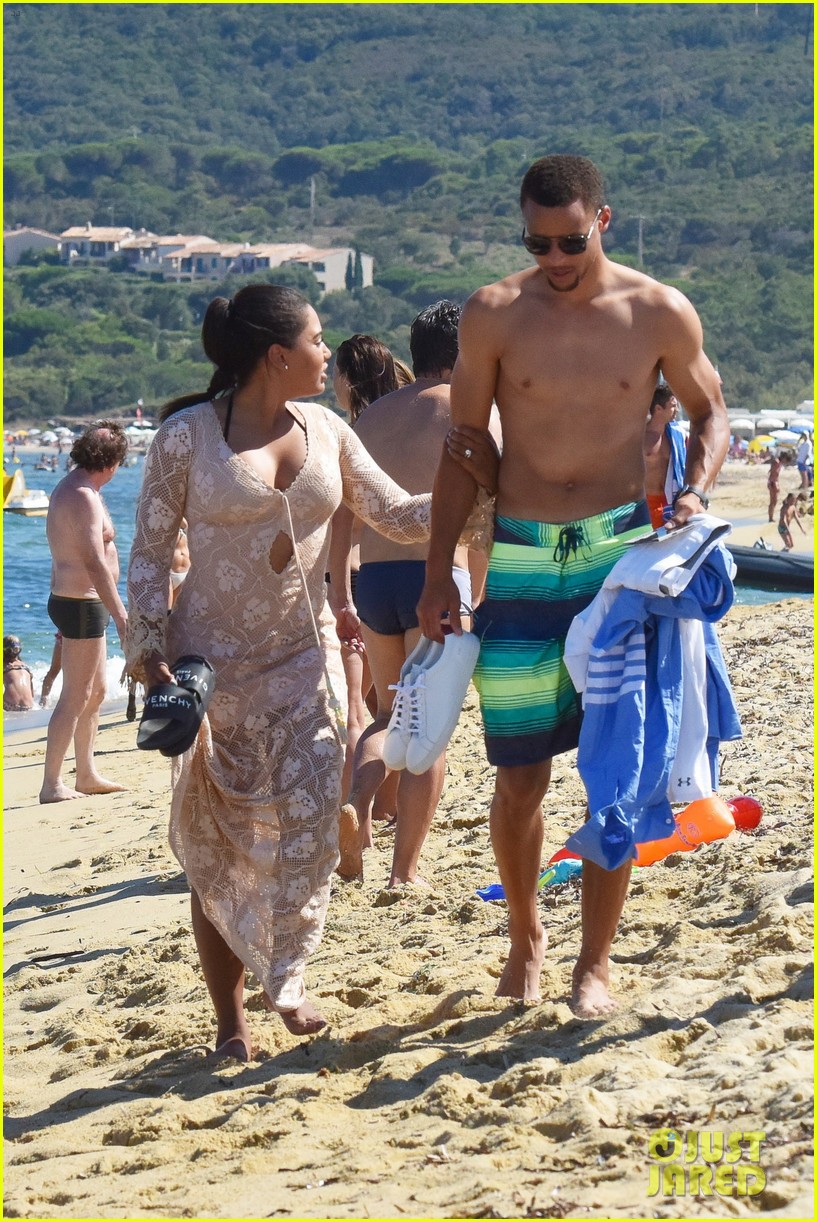 stephen curry goes shirtless for beach vacation with ayesha 193724255