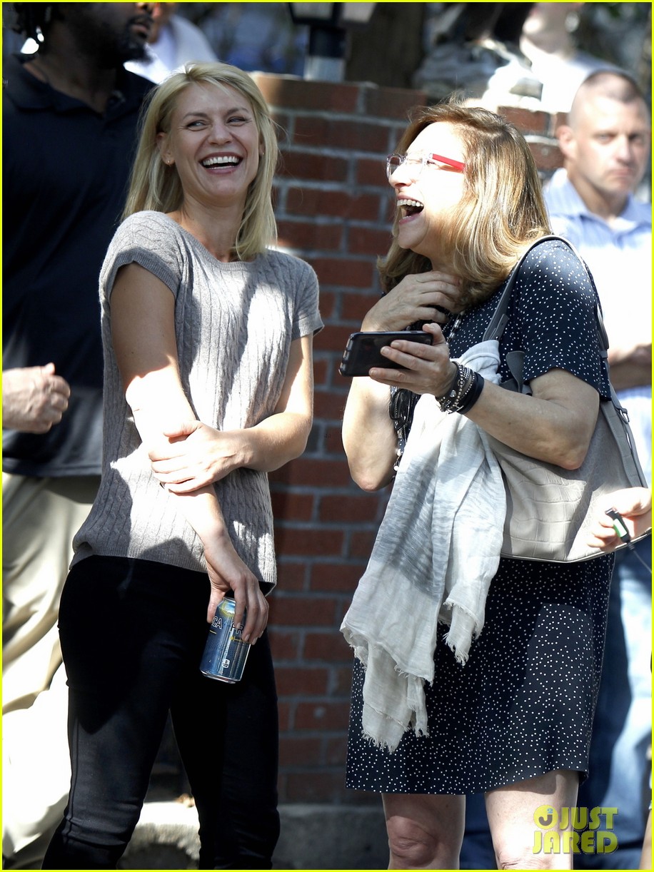 claire danes has a blast while filming new homeland scenes 023739903