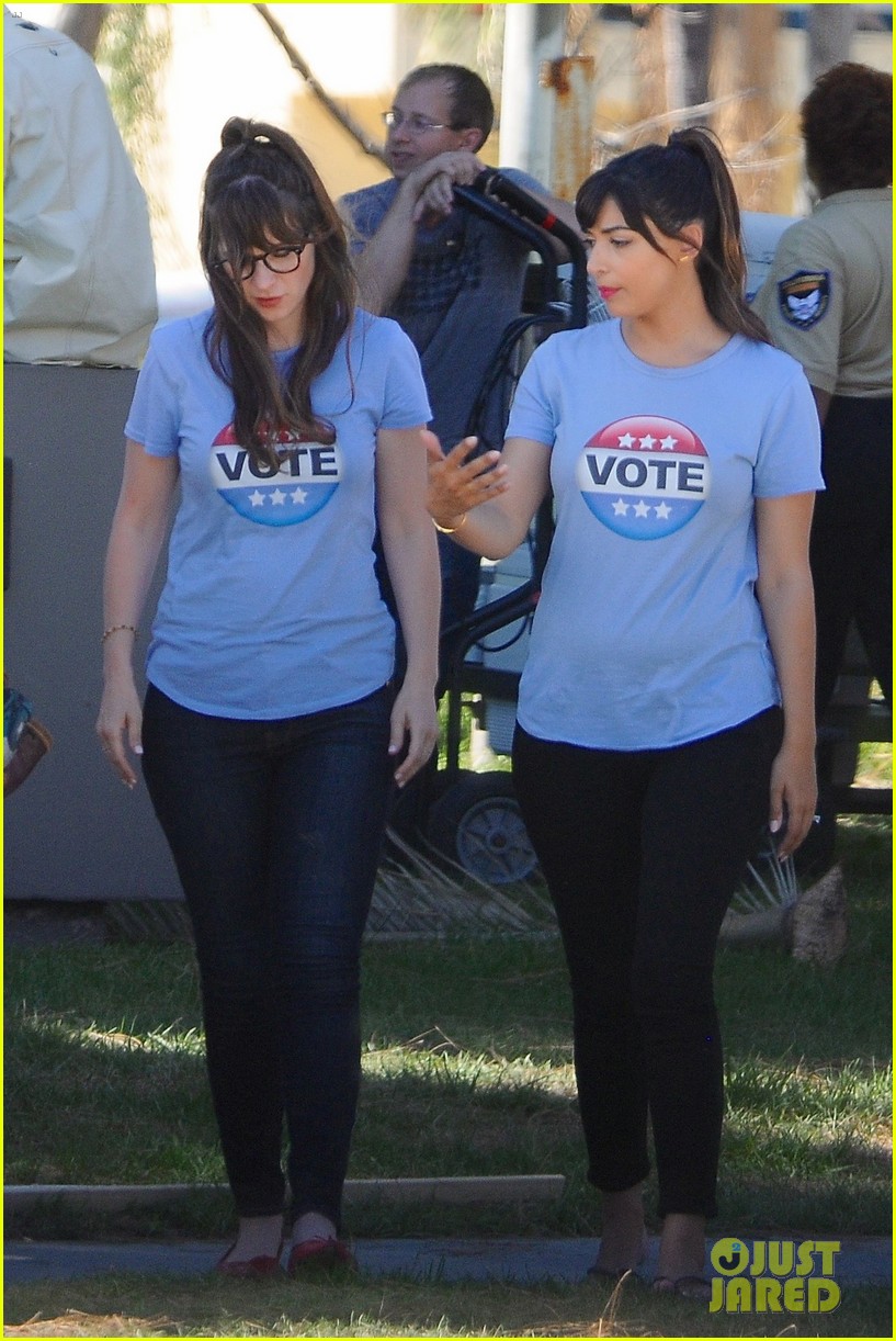 zooey deschanel and hannah simone take a break on set while filming scenes for new girl 013735694