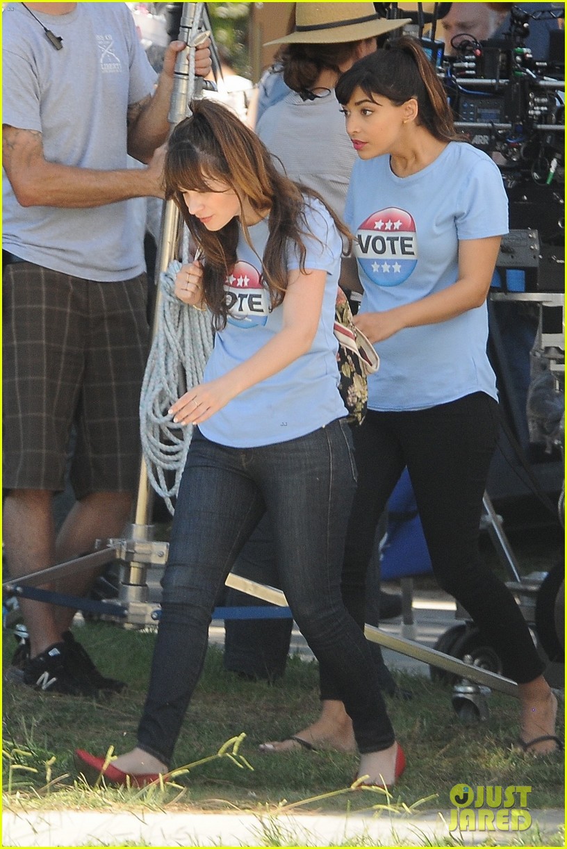 zooey deschanel and hannah simone take a break on set while filming scenes for new girl 03