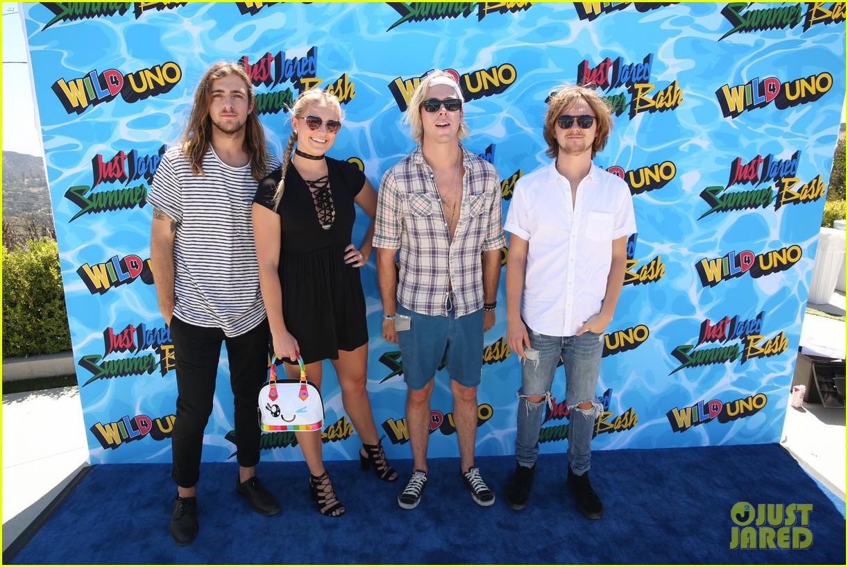 courtney eaton goes swimming with r5 at just jared summer bash 03