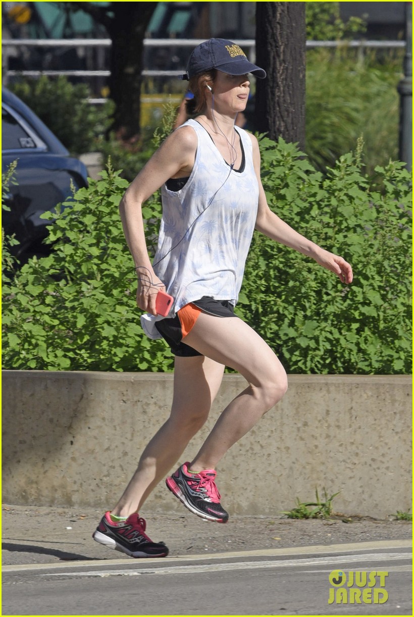 Ellie Kemper Goes for a Jog Two Weeks After Giving Birth Photo 3736833(00)