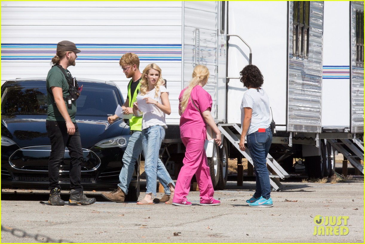 Photo emma roberts pink scrubs queens coffee pickup 01 Photo 3728610