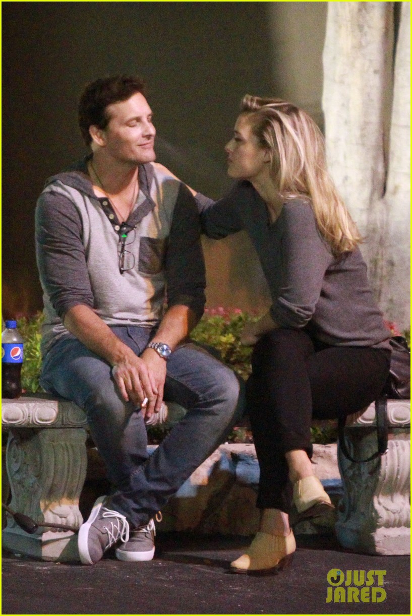 peter facinelli kisses mystery blonde on bowling date 073732664