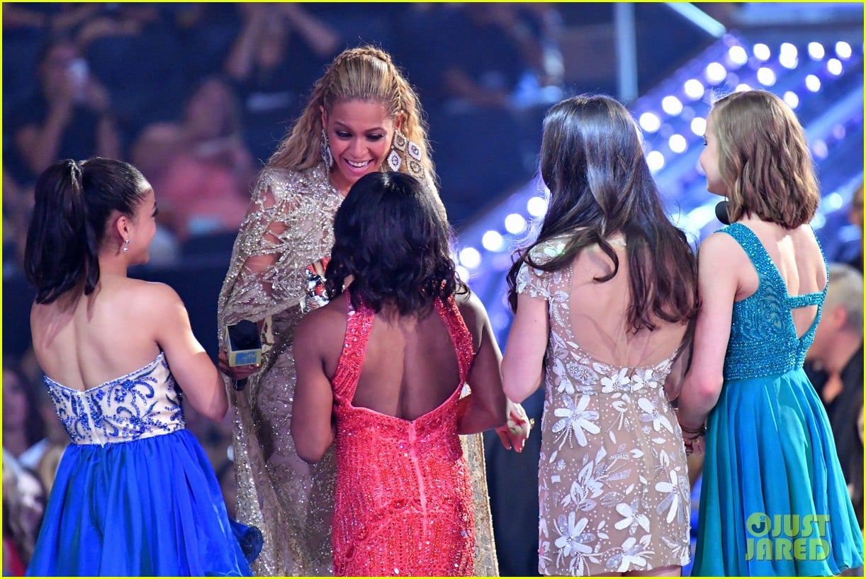 Final Five Meet Kim Kardashian, Ariana Grande, & More at MTV VMAs 2016(01)