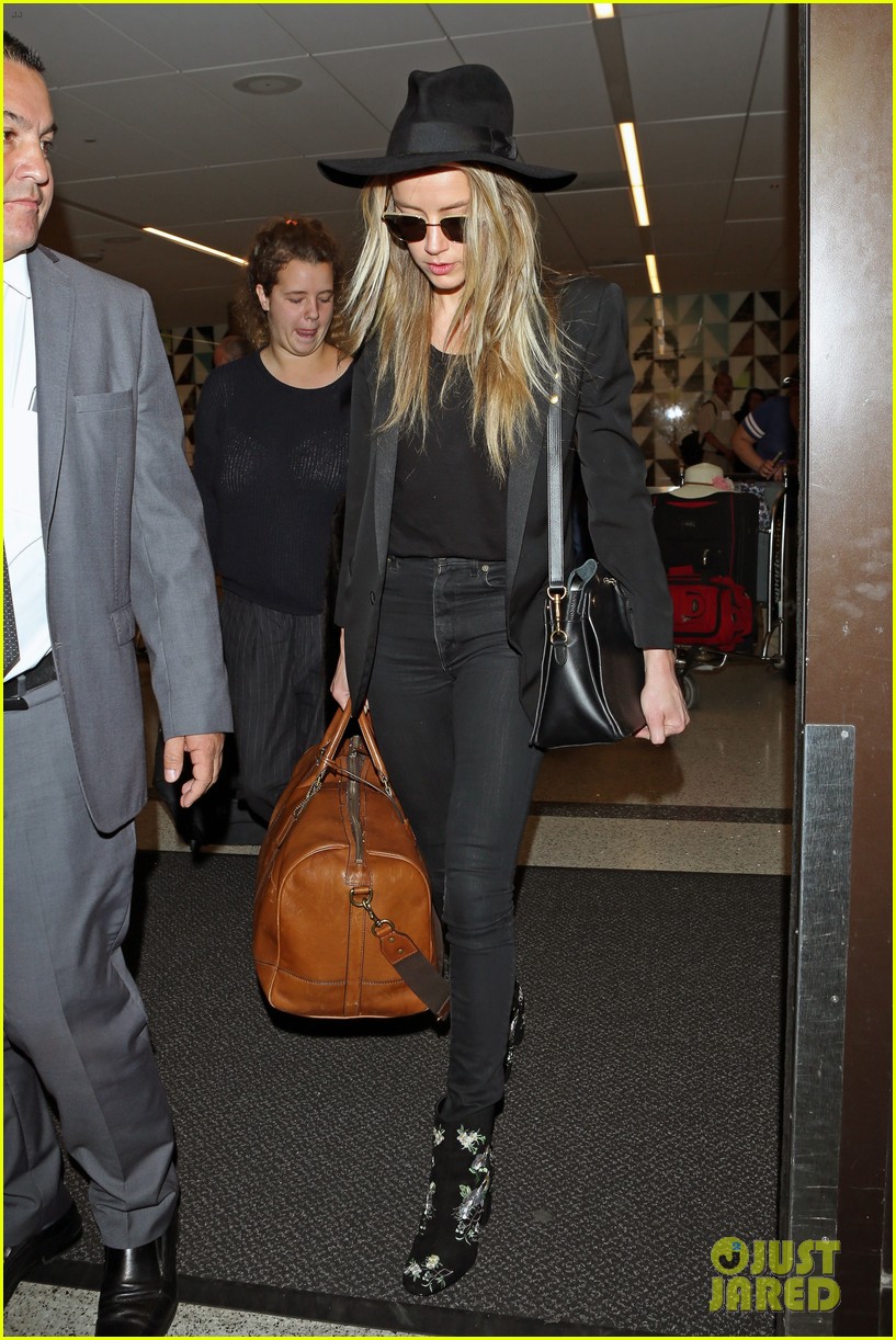 amber heard lands lax from london 07