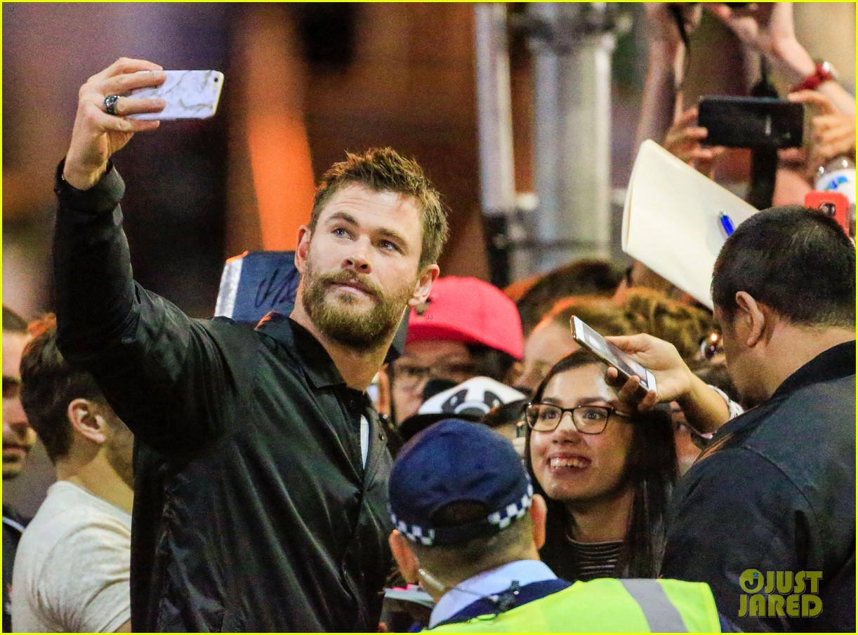chris hemsworth removes his thor wig to snap selfies with fans 073742005