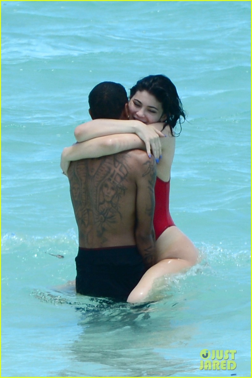 kylie jenner celebrates 19th birthday at beach with tyga kendall more 043732381