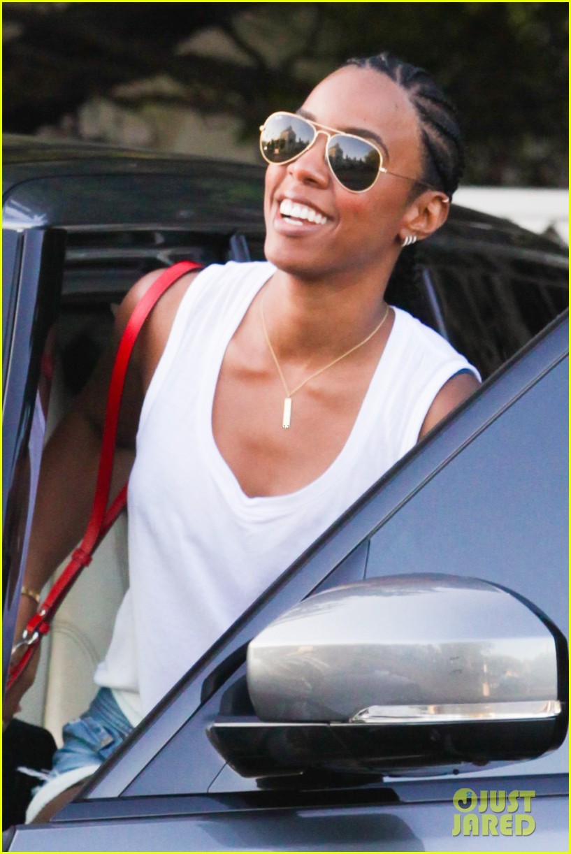 kelly rowland shows off her toned legs in short shorts5053733794