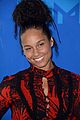 alicia keys responds to criticism over not wearing makeup at vmas 02