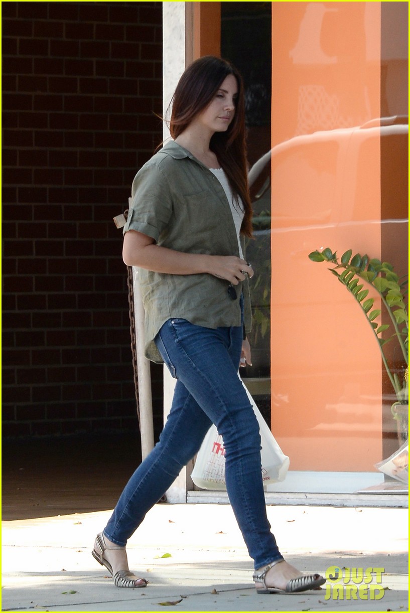 lana del rey shows off her midriff while grabbing lunch017183741183