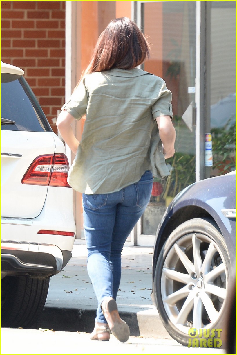 lana del rey shows off her midriff while grabbing lunch025253741190