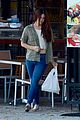 lana del rey shows off her midriff while grabbing lunch01012