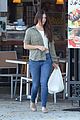 lana del rey shows off her midriff while grabbing lunch01314