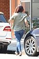 lana del rey shows off her midriff while grabbing lunch02424