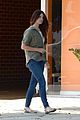 lana del rey shows off her midriff while grabbing lunch303