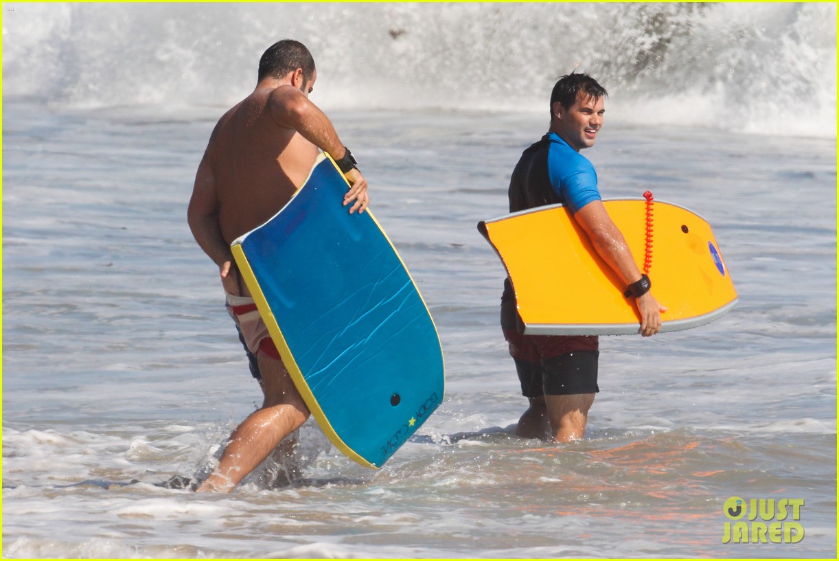 taylor lautner spends sunday catching waves 273739298