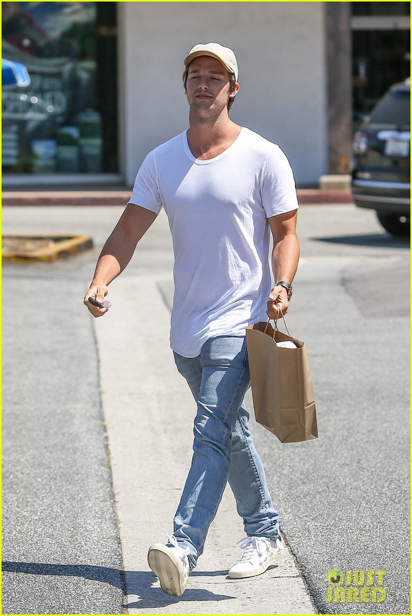patrick schwarzenegger looks sharp in new pic with his mom siblings02628mytext3745847