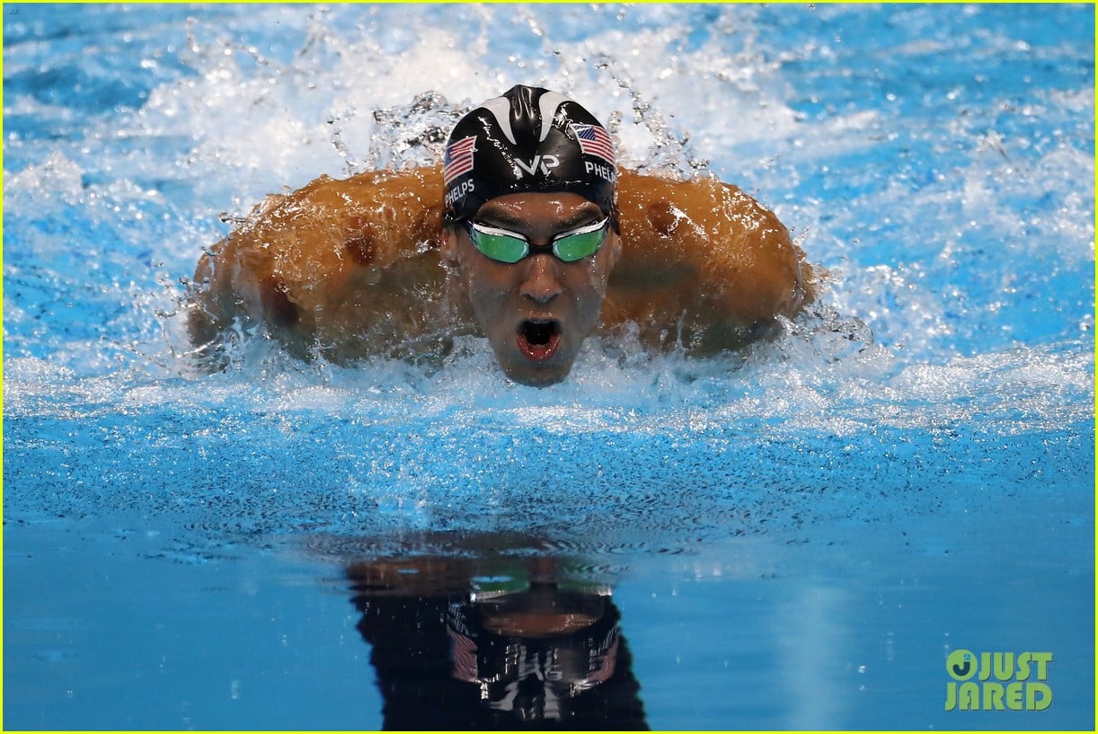 Michael Phelps Wins 20th Gold Medal, Defeats Chad le Clos Photo