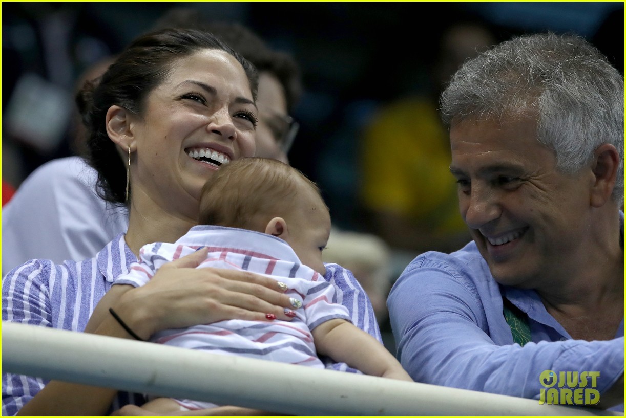 Michael Phelps Kisses Baby Boomer After Big Olympics Wins! Photo(00)