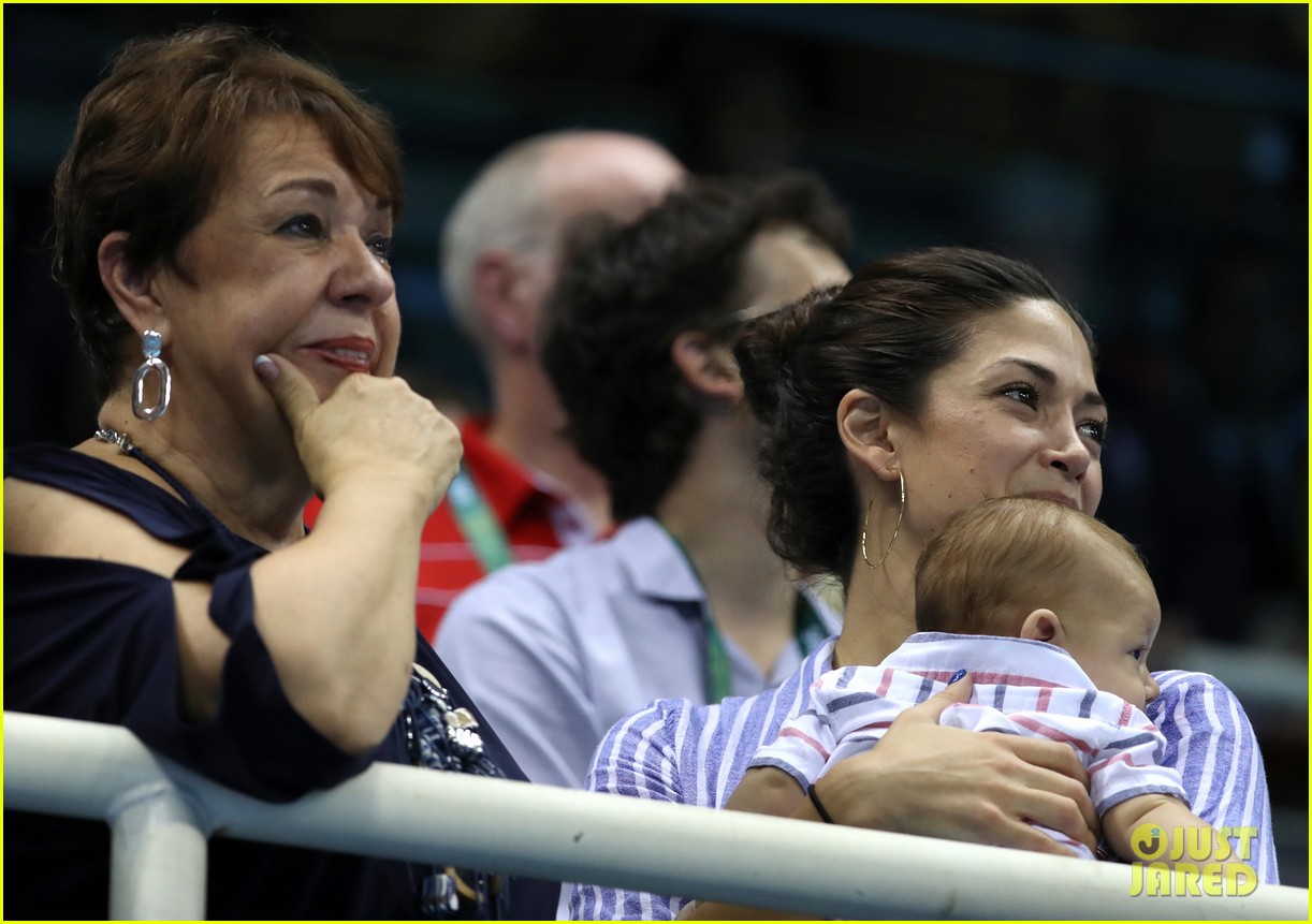Michael Phelps Kisses Baby Boomer After Big Olympics Wins! Photo