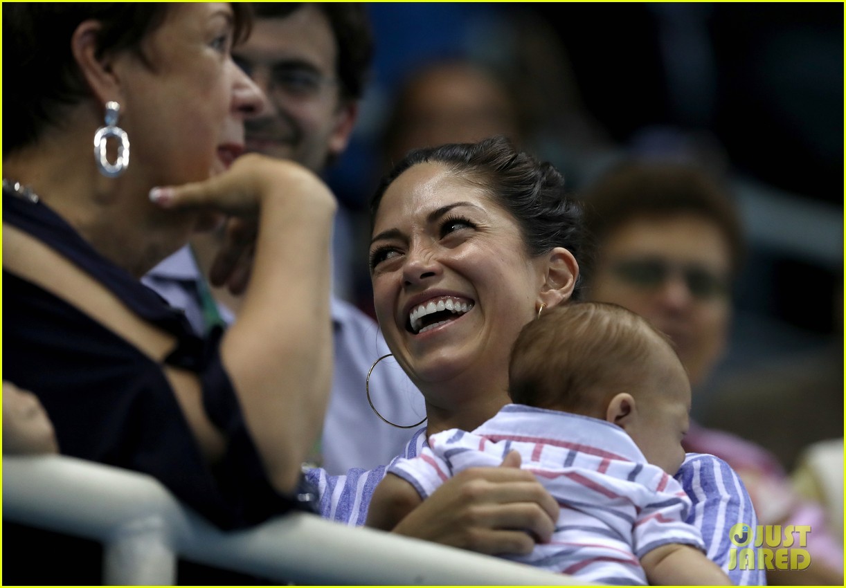 Michael Phelps Kisses Baby Boomer After Big Olympics Wins! Photo