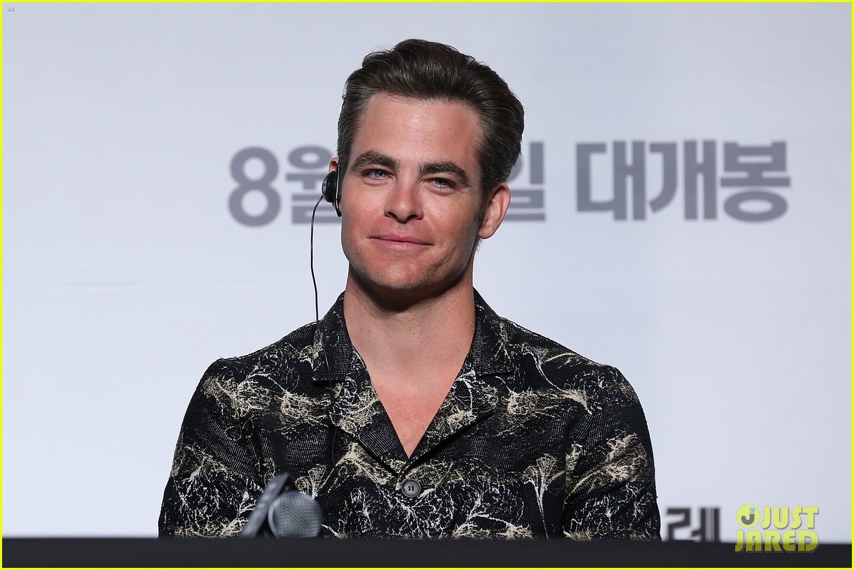 chris pine zachary quinto bring star treks message of unity to seoul 143735306