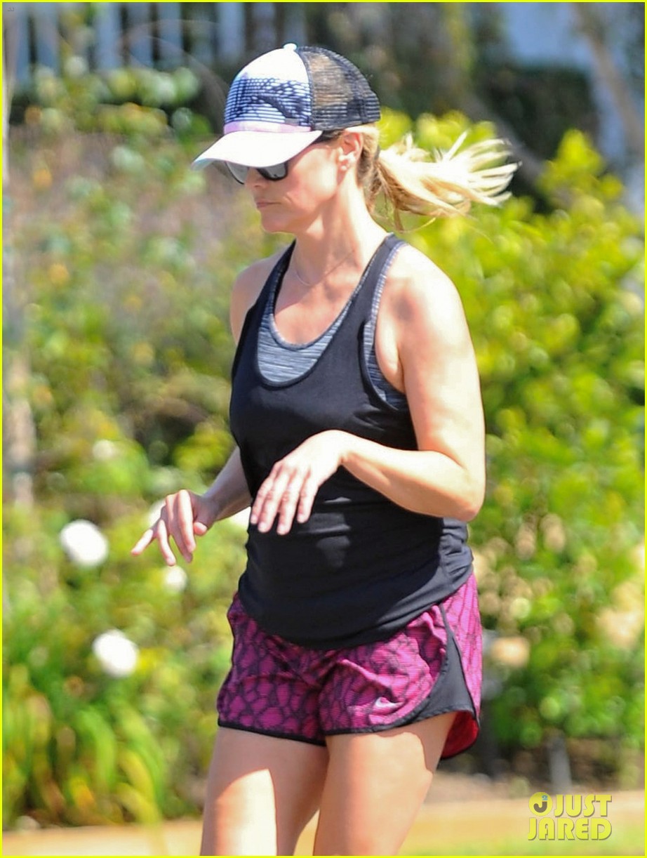 reese witherspoon jogs in brentwood 073739109