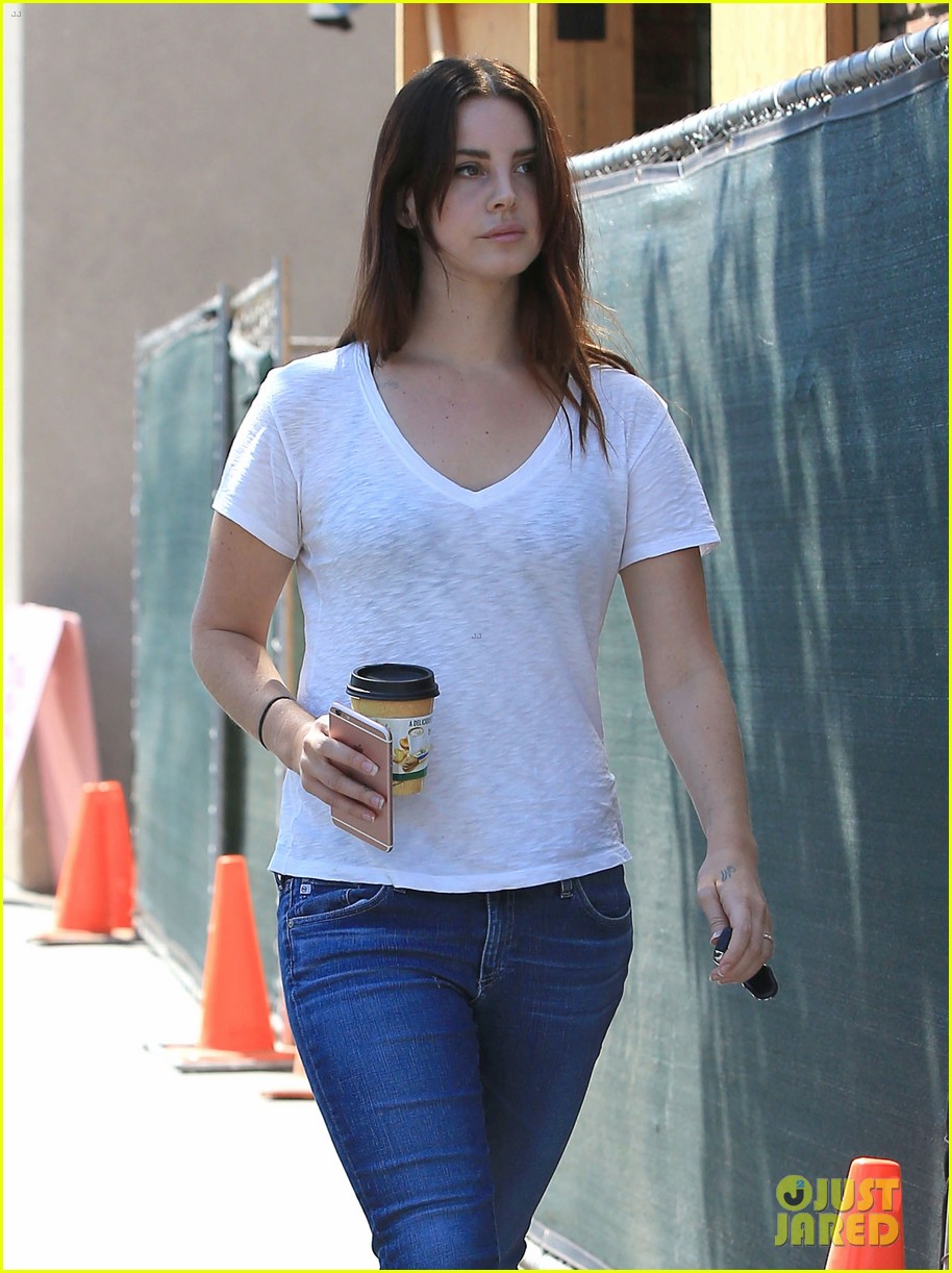 lana del rey starts off her week with a coffee run 083745096