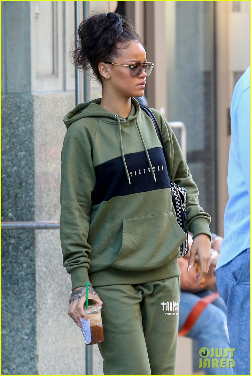 rihanna wears a matching sweatsuit for nyc outing 043740586
