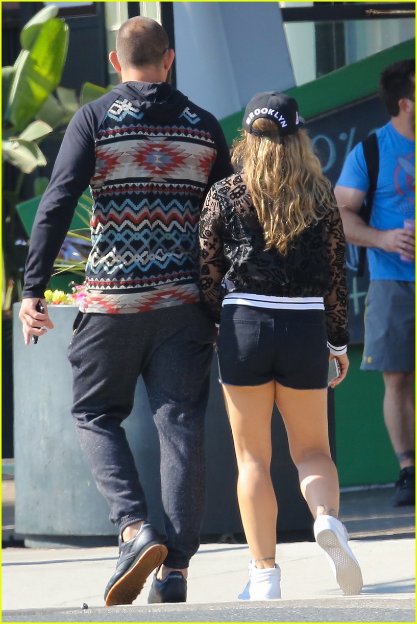 ronda rousey travis browne hang out in venice 253739555
