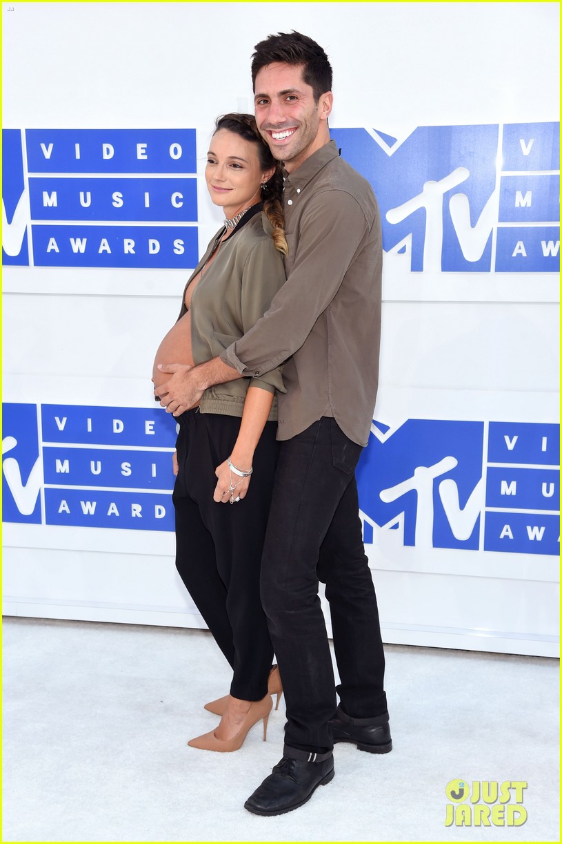 'Catfish' Star Nev Schulman's Pregnant Fiancee Bares Baby Bump on MTV