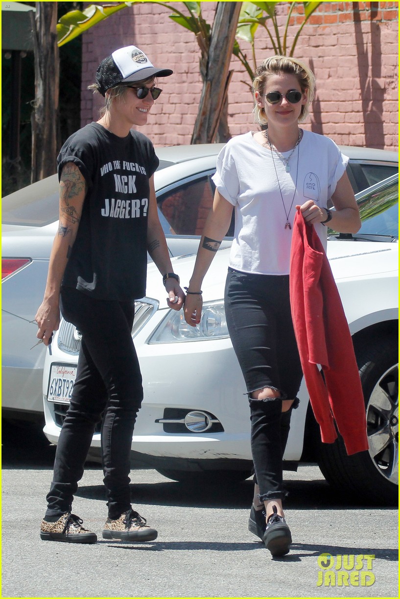 kristen stewart is all smiles while on date with gf alicia cargile006083731872