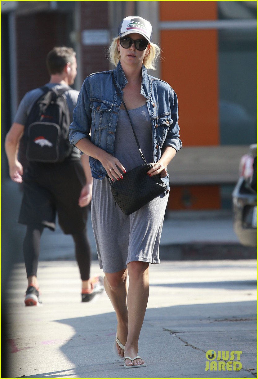 charlize theron spends her monday taking care of errands 093745143