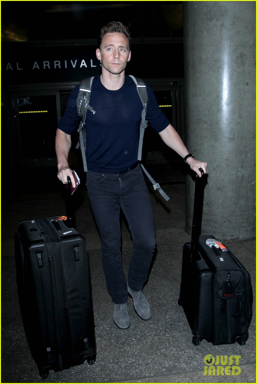tom hiddleston arrives back in los angeles 023730573