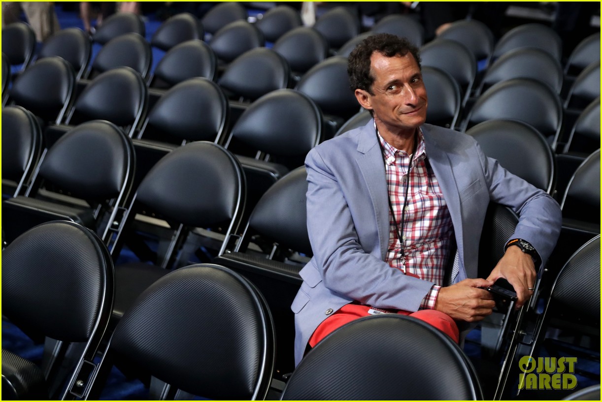 anthony weiner caught up in another sexting scandal 04