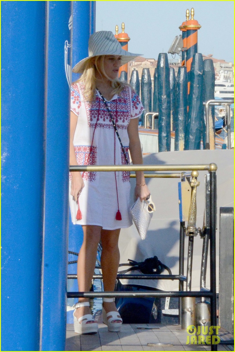 reese witherspoon is enjoying her italian getaway with girlfriends 07